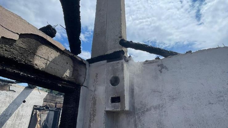 Taraklı'da 2 katlı ev yangında kullanılmaz hale geldi
