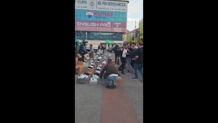 İstanbul - Çekmeköy’de seyyar satıcı zabıtaya bıçak çekti, polis müdahale etti İstanbul - Çekmeköy’de seyyar satıcı zabıtaya bıçak çekti, polis müdahale etti