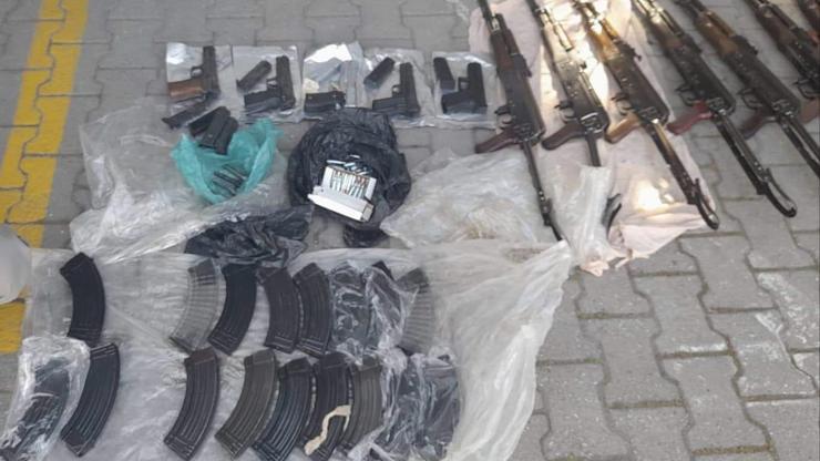 Kiralık araçta cephanelik Polis memurunun kullandığı araçtan 9 kalaşnikof çıktı