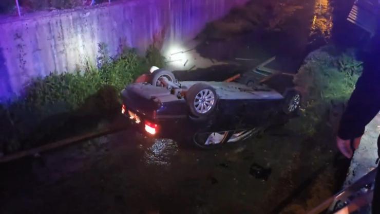 Beykoz’da Otomobil Dereye Uçtu: Sürücü Kaza Yerinden Kaçtı, Yaralıyı İtfaiye Kurtardı