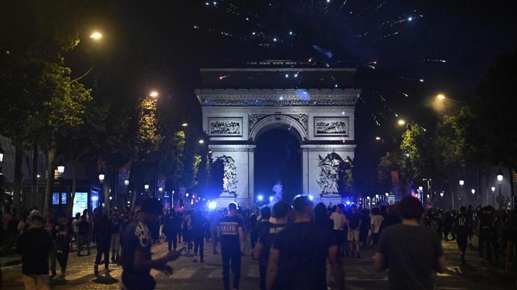 PSG şampiyon oldu, Paris yandı Fransız bakandan tepki çeken barbar paylaşımı...