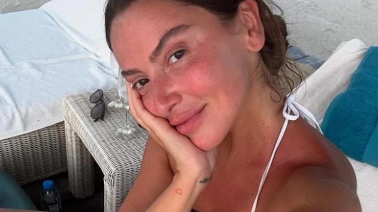 Hadise Maldivler’de nefes kesen tatil pozlarıyla sosyal medyayı salladı