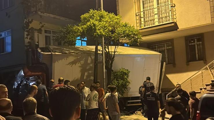 İstanbul - Pendik’te kamyonet iki araca ve binaya çarptı İstanbul - Pendik’te kamyonet iki araca ve binaya çarptı