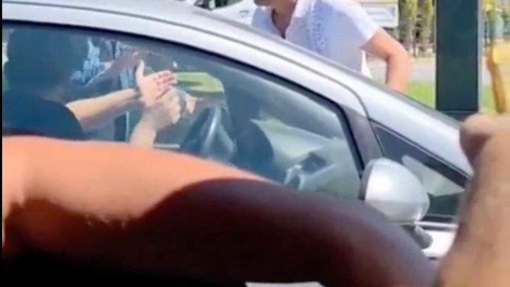 🚨 Trafikte Ünlü Oyuncu İlker Aksum Çıldırdı Eşi Zor Tuttu, Ağza Alınmayacak Küfürler Havada Uçuştu