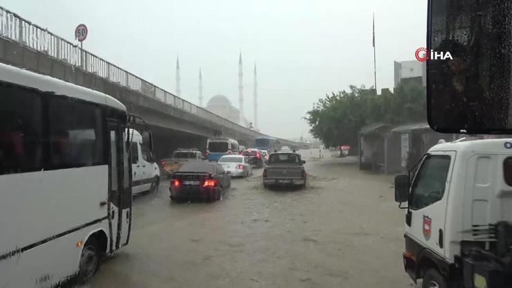 Trabzon’da şiddetli yağış hayatı felç etti Rögarlar taştı, araçlar yolda kaldı