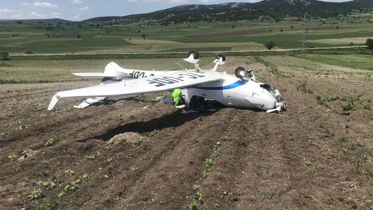 Bilecikte panik anları: İniş yapan eğitim uçağı ters döndü