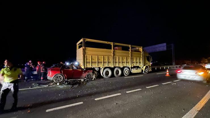 Kamyonun altına giren otomobilin sürücüsü öldü Kamyonun altına giren otomobilin sürücüsü öldü