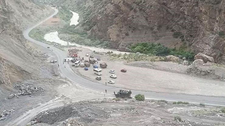 Hakkaride midibüs devrildi: 6 asker yaralandı