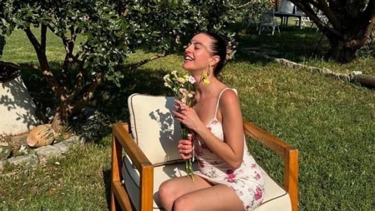 Melis Sezen’den Bayram Sürprizi Çiçek Desenli Mini Elbisesiyle Sosyal Medyayı Salladı