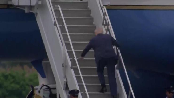 Trump merdiven çıkarken tökezledi
