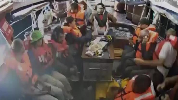 İsrail yardım gemisini bastı