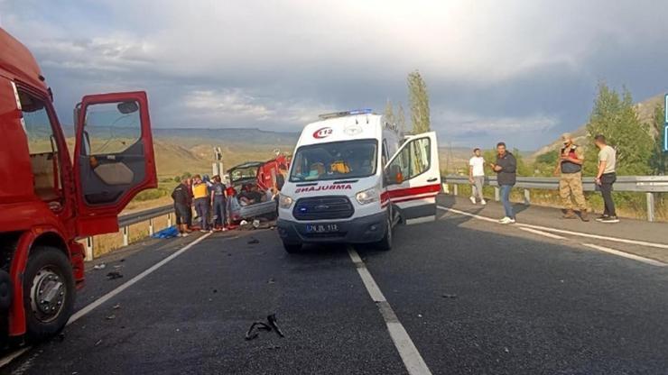 Kars'ta TIR ile otomobil çarpıştı; 1 ölü, 2 yaralı Kars'ta TIR ile otomobil çarpıştı; 1 ölü, 2 yaralı