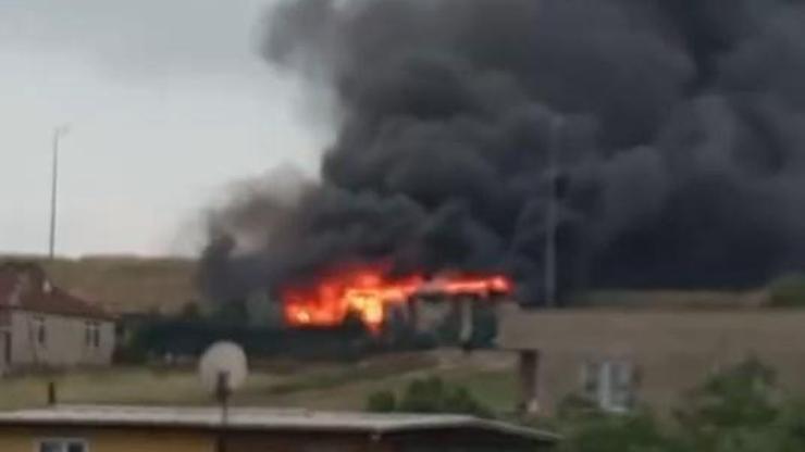 Kocaeli’de tek katlı ev yandı Kocaeli’de tek katlı ev yandı
