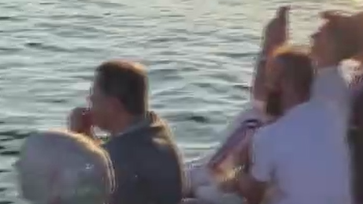 Bu kadarına da pes: Haliç’te dehşet anlarını çekirdek çitleyerek seyrettiler