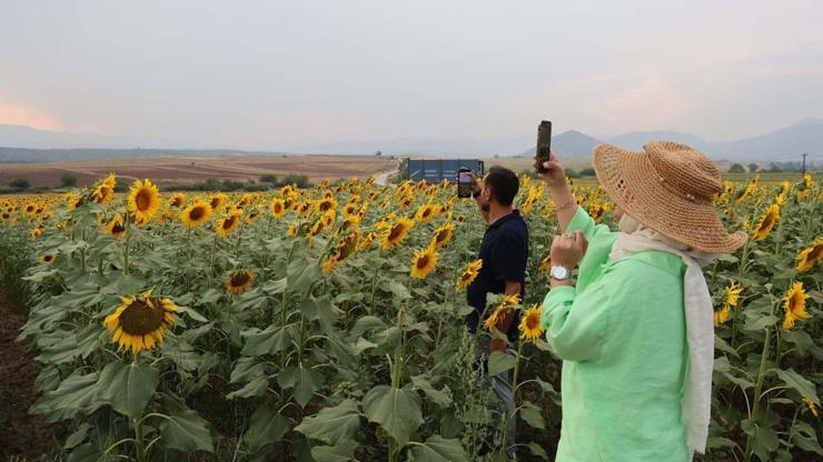 Adanada Görsel Şölen... Makinesini Alan Fotoğraf Çekmeye Koşuyor