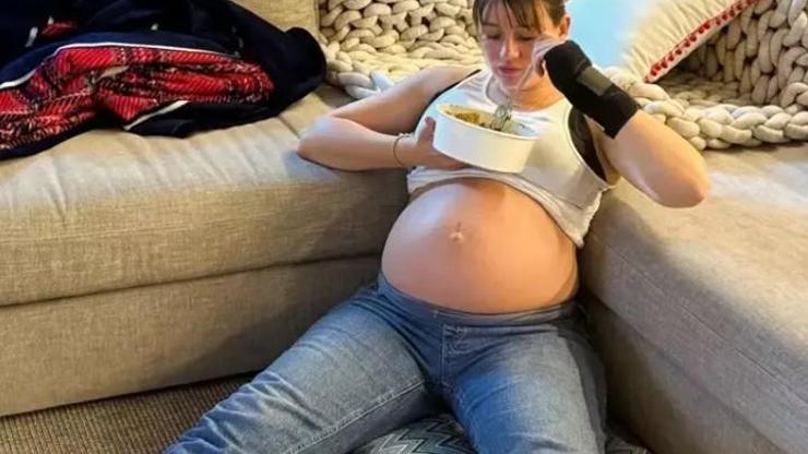 Gizem Karaca’dan Yeni Hamilelik Pozları “Annen Sen Doğmaya Yakın Böyle Delirdi”