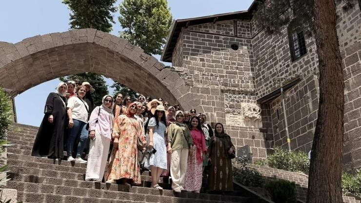 Cizreli kadınlar Diyarbakır ve Mardin'i gezdi Cizreli kadınlar Diyarbakır ve Mardin'i gezdi