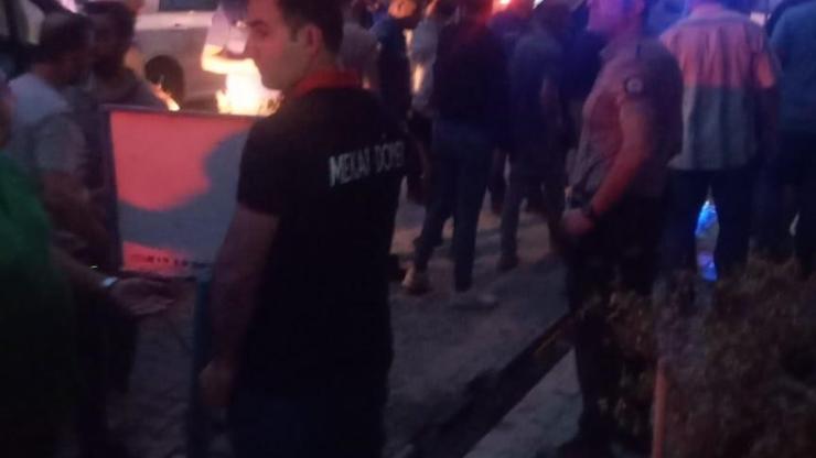 Tarsusta esnaflar arasında bıçak ve satırlı kavga; 1 ölü, 2si polis 6 yaralı