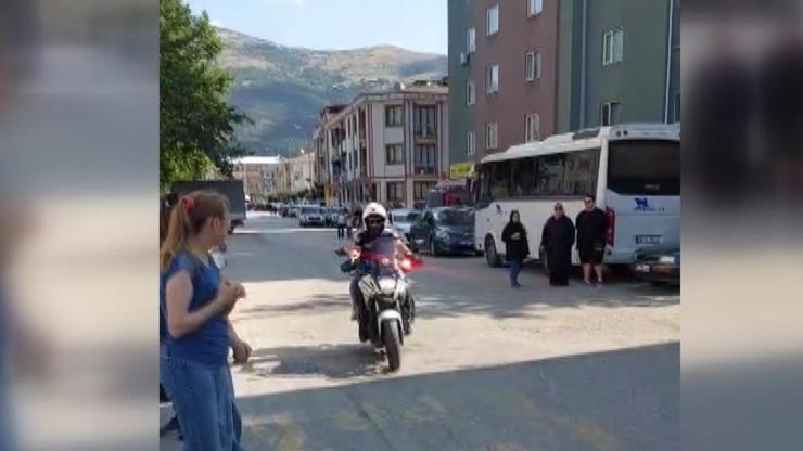 Kimliğini evde unutan öğrenciyi motosikletli trafik polisi sınava yetiştirdi