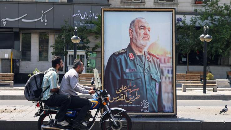 İran’da Mossad ajanı avı Vatandaşlara ‘ihbar’ çağrısı: Gece güneş gözlüğü takanlar, kapalı perdeler…