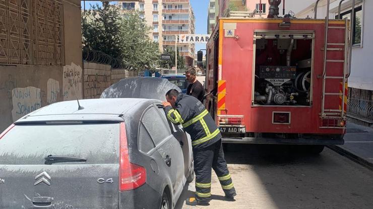 Yanan otomobile akıl almaz müdahale O anlar kameraya yansıdı