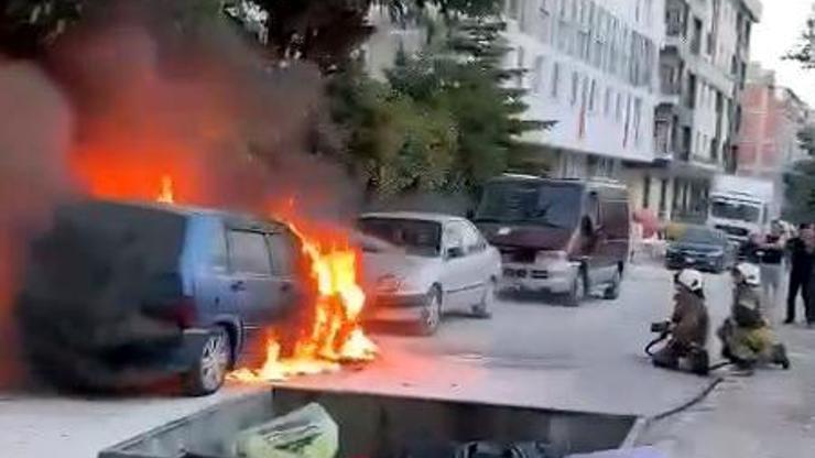 Park halindeki otomobil alev alev yandı
