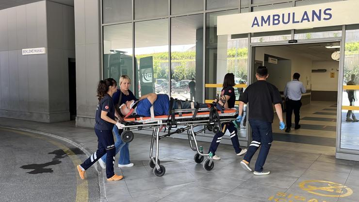 Kocaeli'de otomobil ağaca çarptı; sürücü ile eşi yaralı