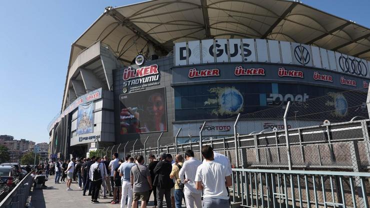 Fenerbahçe taraftarları, Ülker Stadyumu önünde uzun kuyruklar oluşturdu