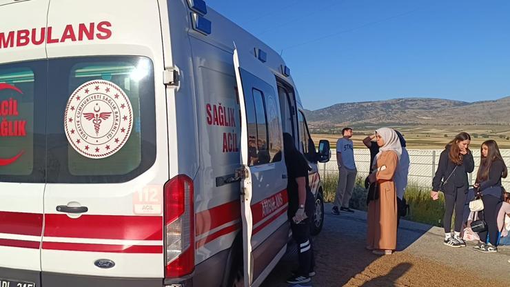 Afyonkarahisarda can pazarı: Yolcu otobüsü TIRa çarptı