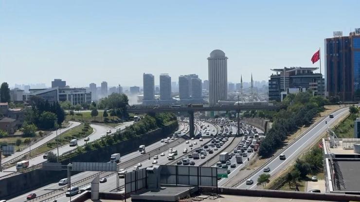 İstanbulda korku dolu anlar: AVMdeki iş yerinde yangın