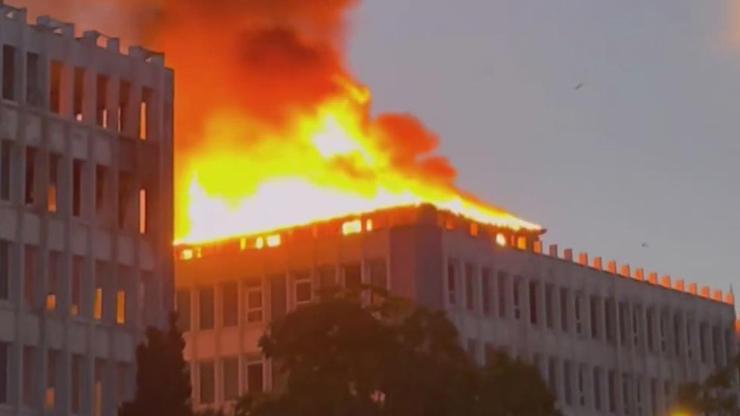 Son dakika haberi: Kartalda metruk binada yangın Ekipler müdahale ediyor