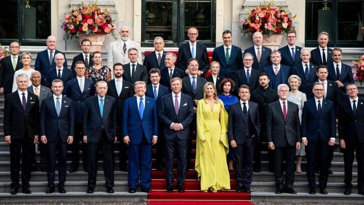 NATO Zirvesi’nde dikkat çeken o kare: Fotoğrafta 5 kadın daha var ama o hepsini gölgede bıraktı