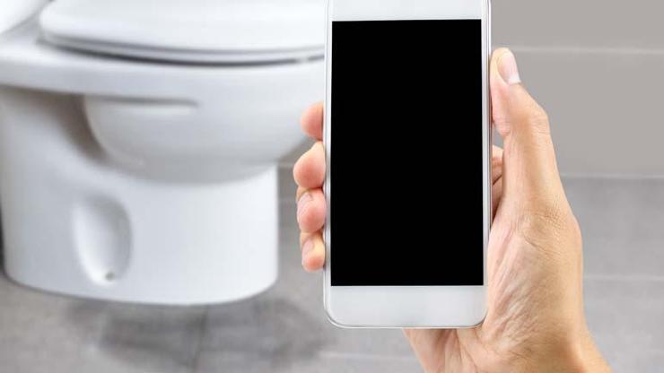 Cep Telefonuyla Tuvalete Girenler Aman Dikkat Öyle Bir Tehlikesi Ortaya Çıktı ki... Mide, Bağırsak, Akciğer... Verdiği Hasarı Duyunca Çok Şaşıracaksınız