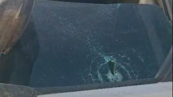 Satırlı magandalar trafikte dehşet saçtı: TIRın camını vurarak kırdılar