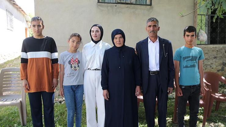 YKSye giren kızını çıkışta çiçekle karşılamıştı Mehmet Emin Gülen yılın babası ilan edildi