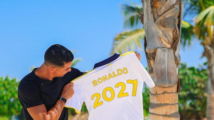 Cristiano Ronaldo, imzayı attı