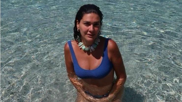 Bergüzar Korelden İddialı Tatil Pozları Mavi Bikinisiyle Göz Doldurdu