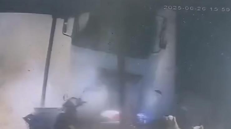 Hafriyat kamyonunun iş yerlerine çarptığı kaza kamerada Hafriyat kamyonunun iş yerlerine çarptığı kaza kamerada