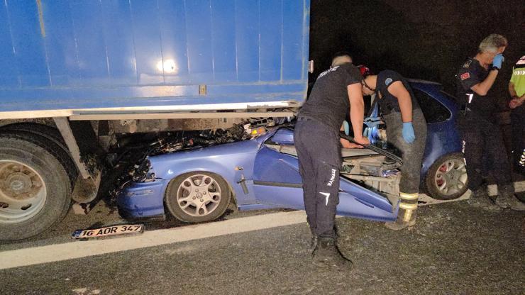 Bursa’da otomobil kamyona çarptı: 1 ölü, 1 ağır yaralı Bursa’da otomobil kamyona çarptı: 1 ölü, 1 ağır yaralı
