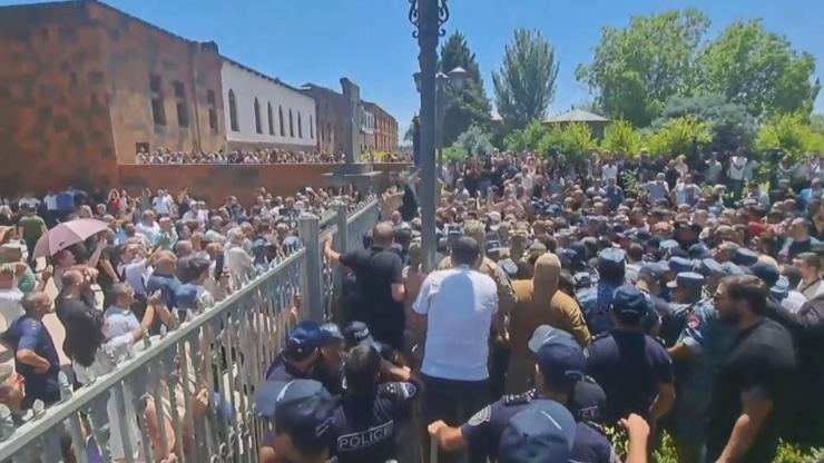 Ermenistan’da gerilim tırmanıyor | Paşinyan ve kilise arasındaki atışma kavgaya dönüştü