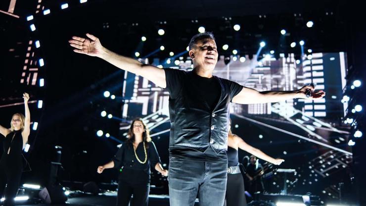 Haluk Levent’ten sahnede düğün sürprizi: Çiftetelli ve balayı hediyesi