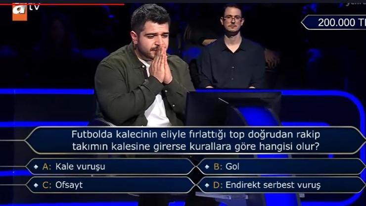 Futbolda kalecinin eliyle fırlattığı top doğrudan rakip kalesine girerse kurallara göre hangisi olur? Futbolda kalecinin eliyle fırlattığı top doğrudan rakip kalesine girerse kurallara göre hangisi olur?