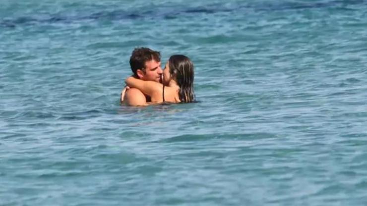 Berker Güven ve Nihal Yalçın’ın Çeşme’deki Romantik Tatili: Denizde Aşk Dolu Anlar