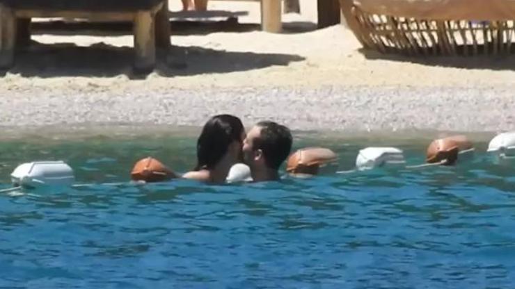 Bodrum Tatilinde Romantizm Doruğa Ulaştı Sudan Çıkan Aşkını Havluyla Sarıp Sarmaladı