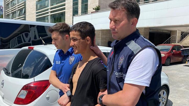 Balık tutan kişiyi ‘2 saattir bir balık tutamadın’ diyerek denize attı