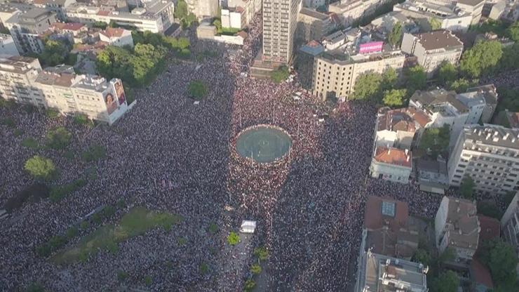 Sırbistanın başkenti yine karıştı