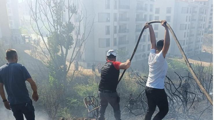 Gebze'de 3 dönümlük otluk yandı; depo olarak kullanılan ev de küle döndü