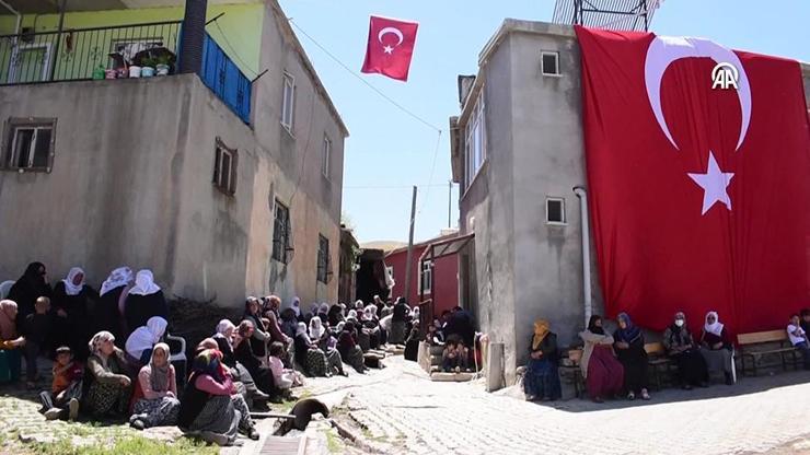 Türkiye şehitlerine ağlıyor