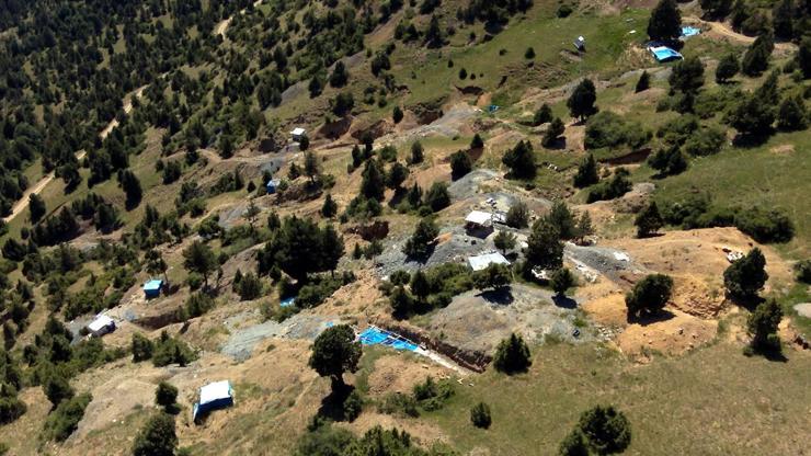 3 bin kişinin geçimini sağladığı Oltu taşı ocakları dronla görüntülendi 3 bin kişinin geçimini sağladığı Oltu taşı ocakları dronla görüntülendi