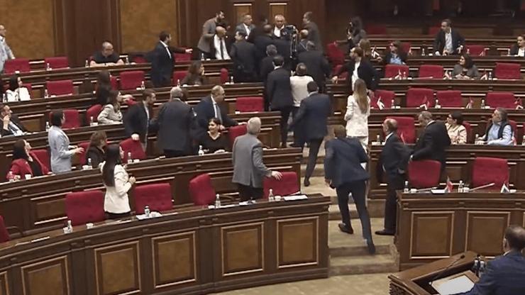 Ermenistan karıştı: Parlamentoda tekme ve yumruklar konuştu!